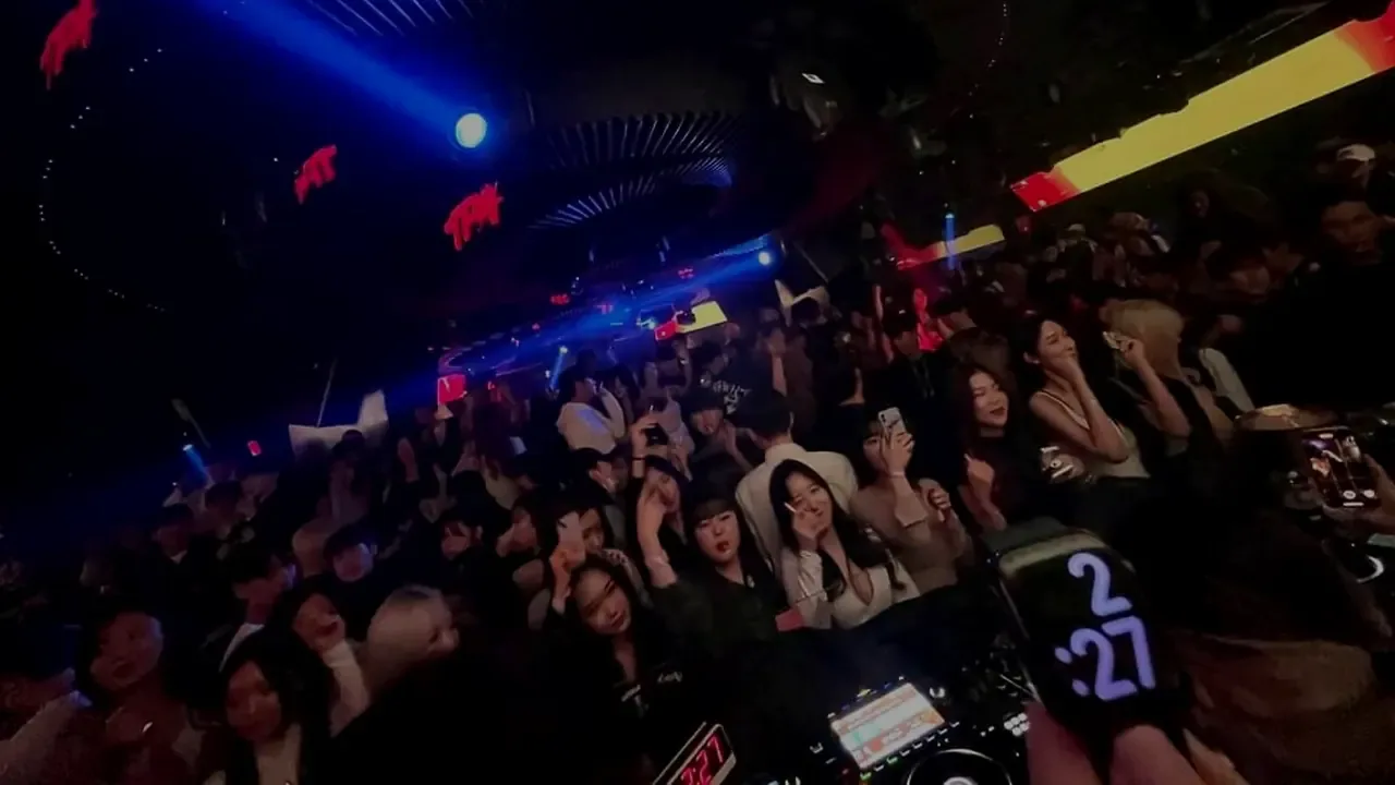 CLUB ACE夜间舞池人群