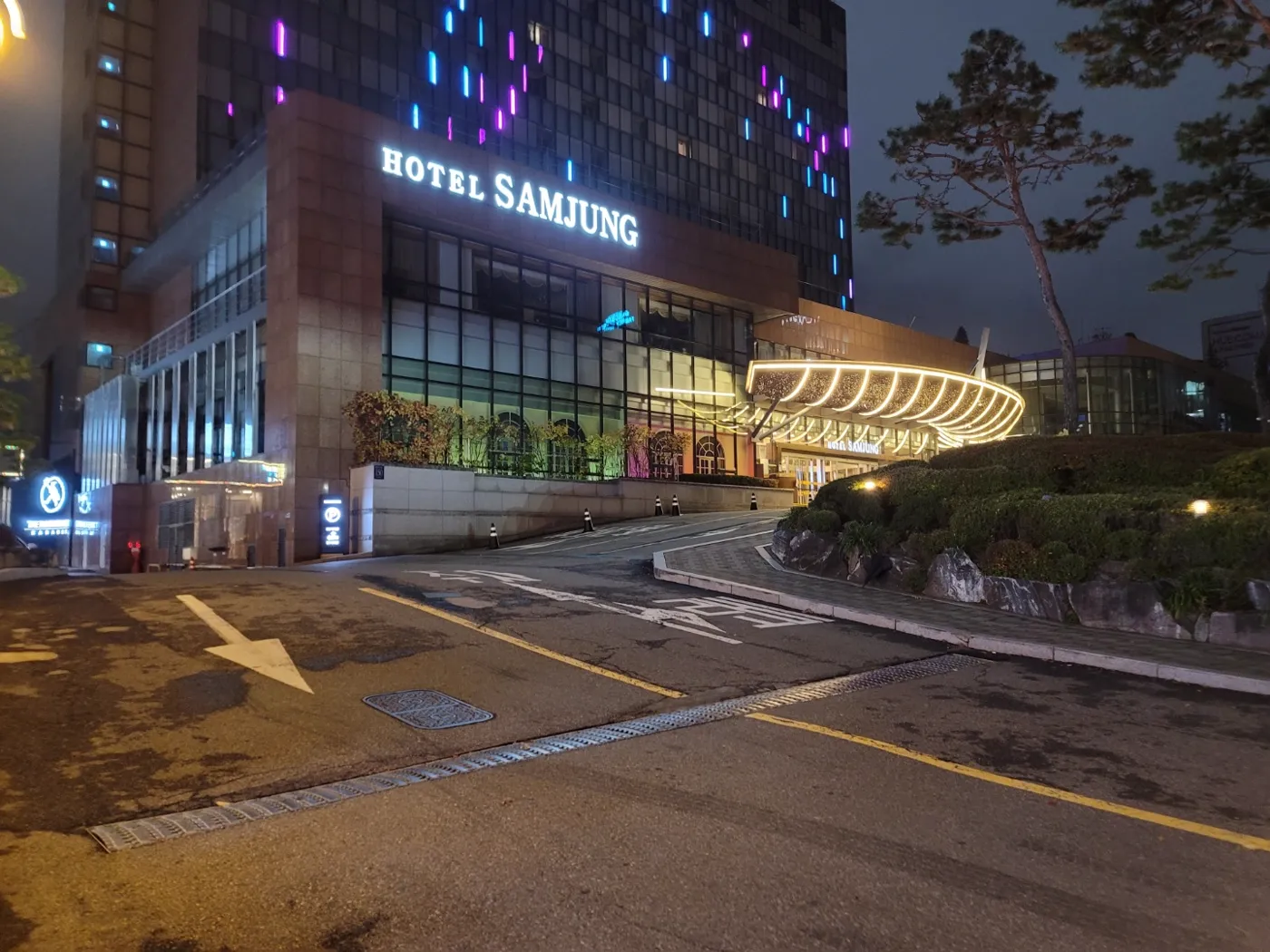 首尔江南Samjung Hotel入口夜景